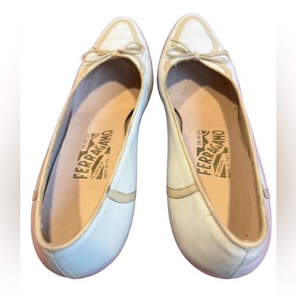 1950s Salvatore Ferragamo Heels Retro White, Beige, Brown Bow Pumps Size 10 - Picture 2 of 11